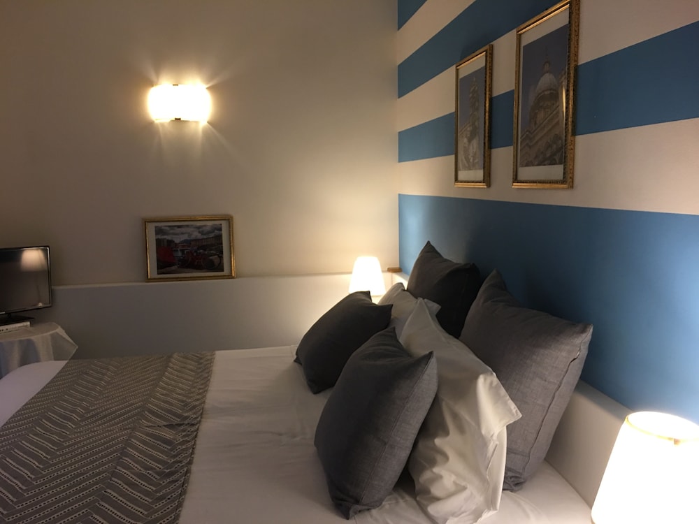 Hotel Posta — Hotel rooms in Palermo, Sicily