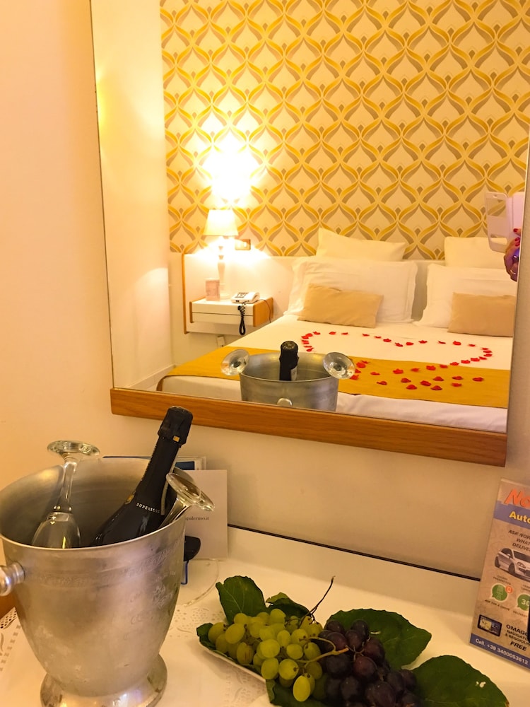 Hotel Posta — Hotel rooms in Palermo, Sicily