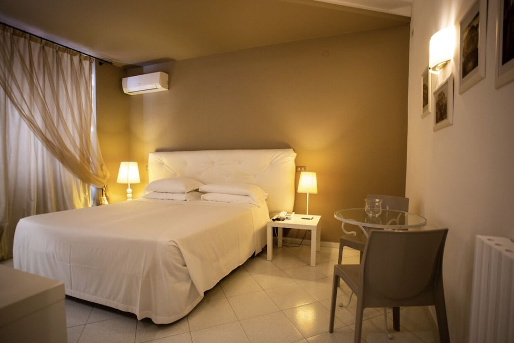 Hotel Posta — Hotel rooms in Palermo, Sicily