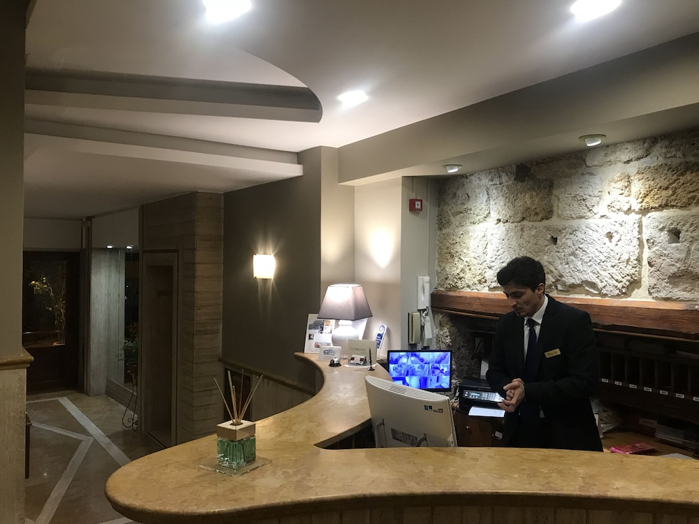 Hotel Posta — Hotel building in Palermo, Sicily