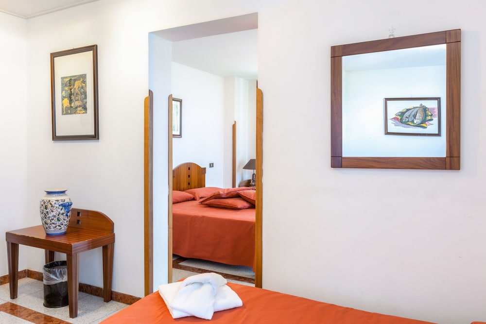 Hotel Villa D'Amato — Hotel rooms in Palermo, Sicily