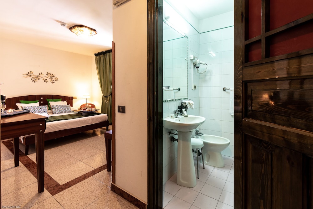 Hotel Villa D'Amato — Hotel rooms in Palermo, Sicily