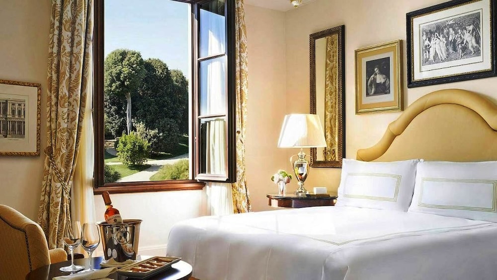 Four Seasons Hotel Firenze — Hotel rooms in Florence, Tuscany