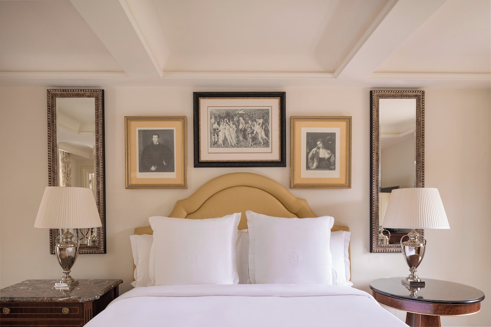 Four Seasons Hotel Firenze — Hotel rooms in Florence, Tuscany