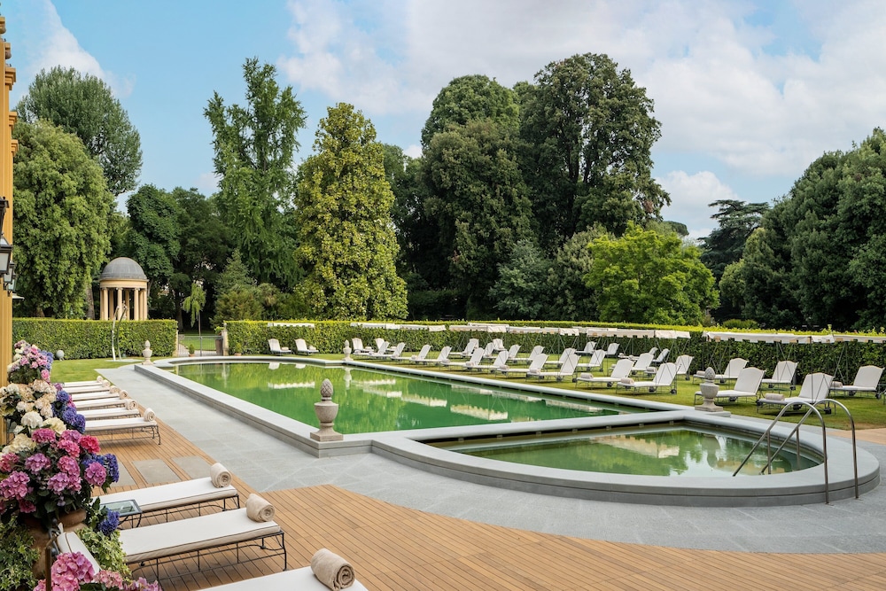 Four Seasons Hotel Firenze — Swimming pool in Florence, Tuscany