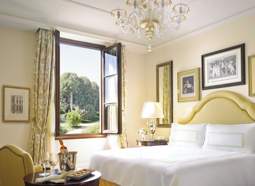 Four Seasons Hotel Firenze — Hotel rooms in Florence, Tuscany