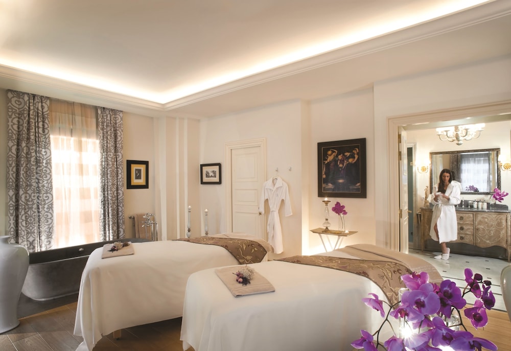 Four Seasons Hotel Firenze — Hotel rooms in Florence, Tuscany