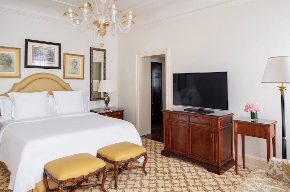 Four Seasons Hotel Firenze — Hotel rooms in Florence, Tuscany