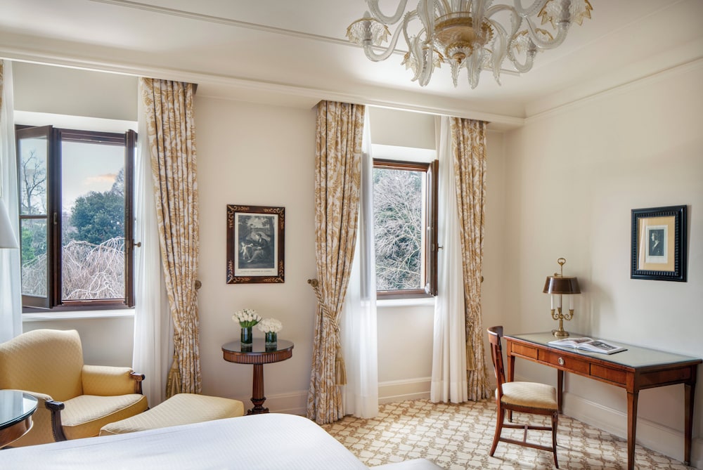 Four Seasons Hotel Firenze — Hotel rooms in Florence, Tuscany