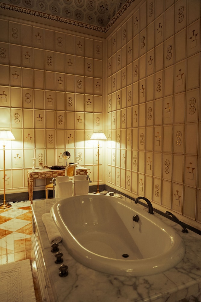 Four Seasons Hotel Firenze — Hotel rooms in Florence, Tuscany