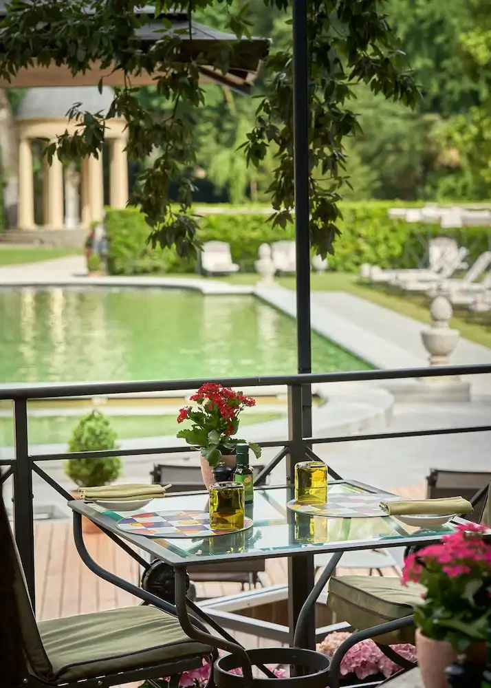 Four Seasons Hotel Firenze — Swimming pool in Florence, Tuscany
