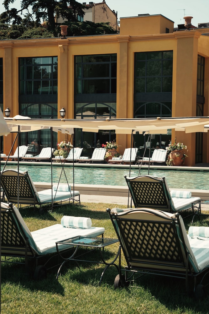 Four Seasons Hotel Firenze — Swimming pool in Florence, Tuscany