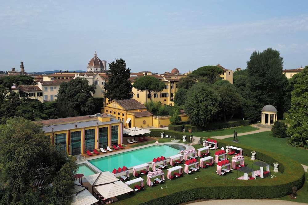 Four Seasons Hotel Firenze — Swimming pool in Florence, Tuscany