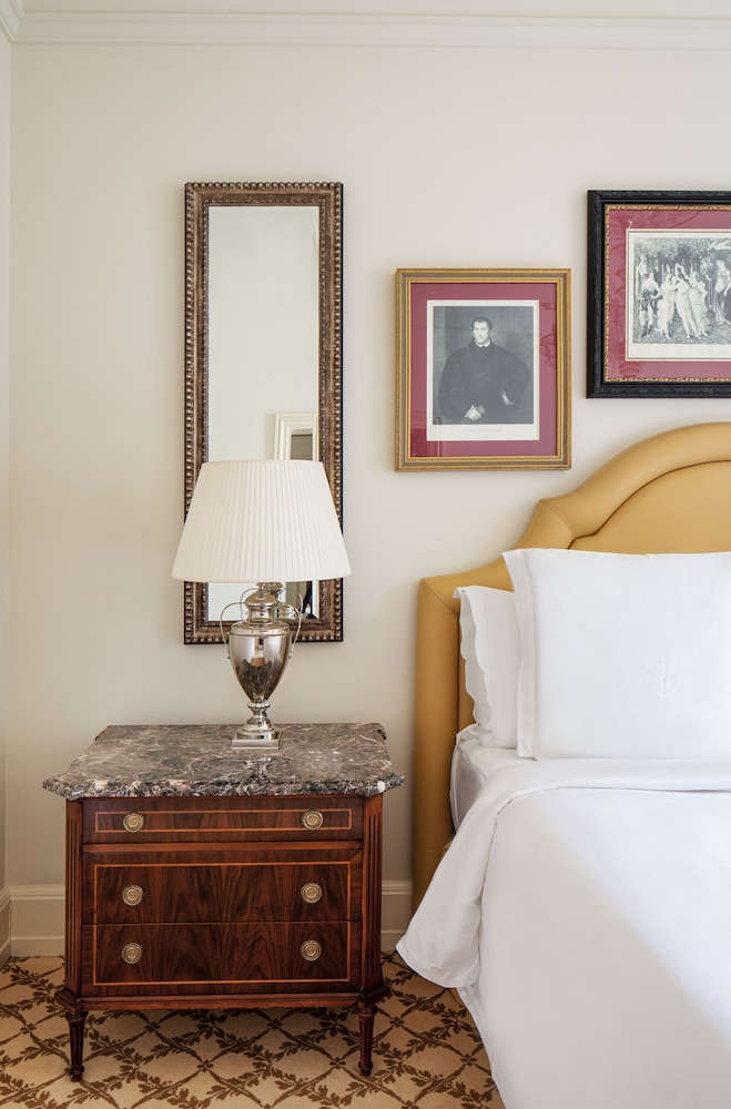 Four Seasons Hotel Firenze — Hotel rooms in Florence, Tuscany