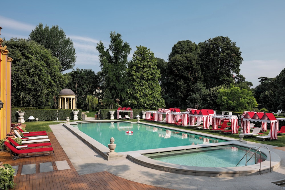 Four Seasons Hotel Firenze — Swimming pool in Florence, Tuscany