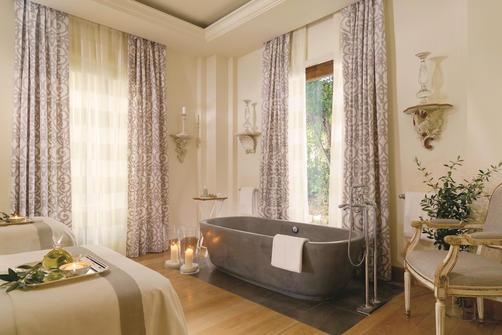 Four Seasons Hotel Firenze — Hotel rooms in Florence, Tuscany
