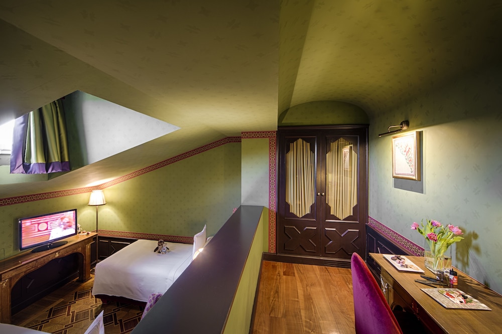 Villa Cora — Hotel rooms in Florence, Tuscany