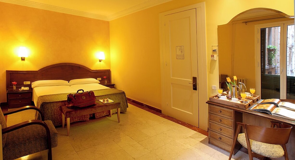 Hotel Nouvel — Hotel rooms in Barcelona, Catalonia