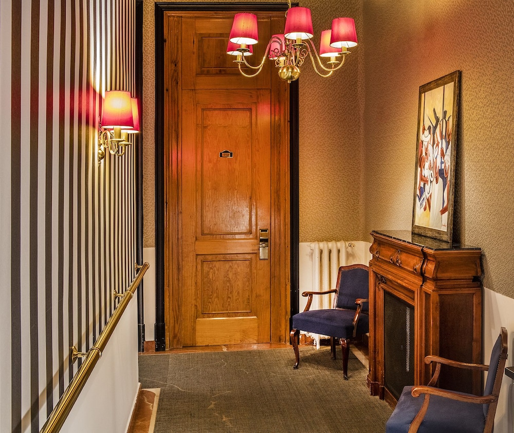 Hotel Nouvel — Hotel building in Barcelona, Catalonia