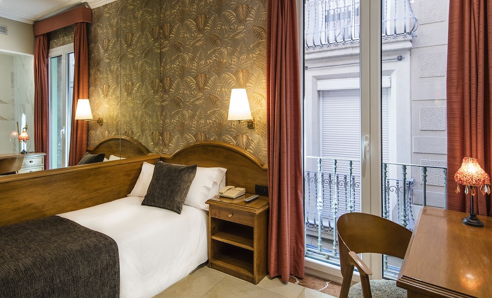 Hotel Nouvel — Hotel rooms in Barcelona, Catalonia