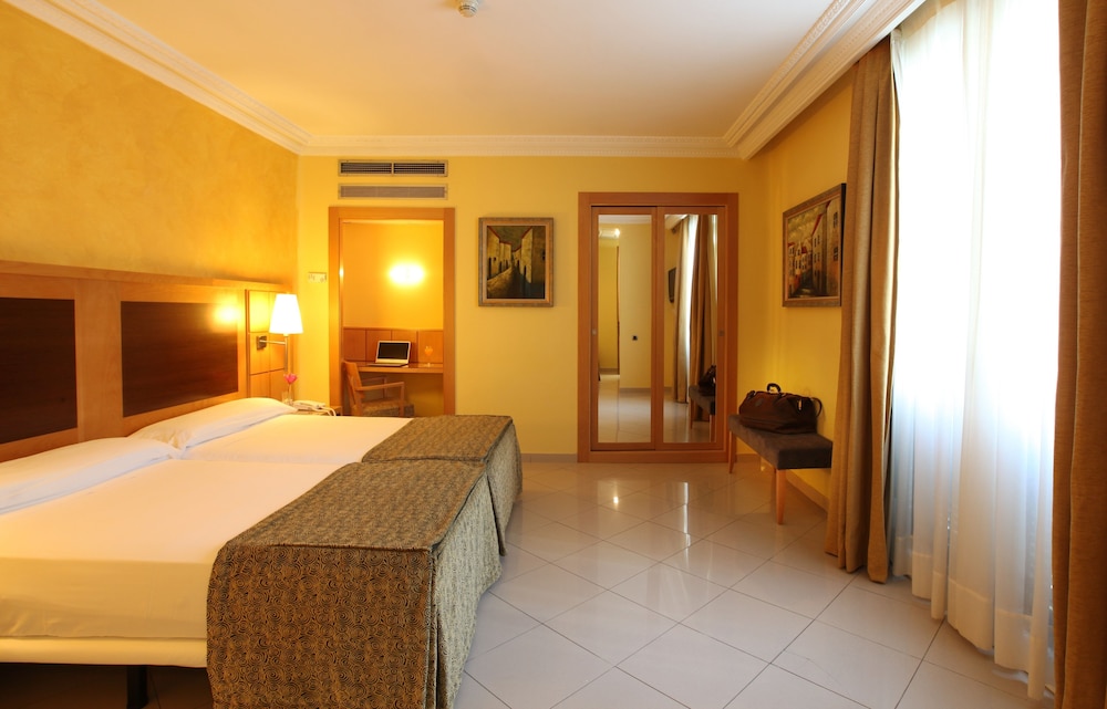 Hotel Nouvel — Hotel rooms in Barcelona, Catalonia