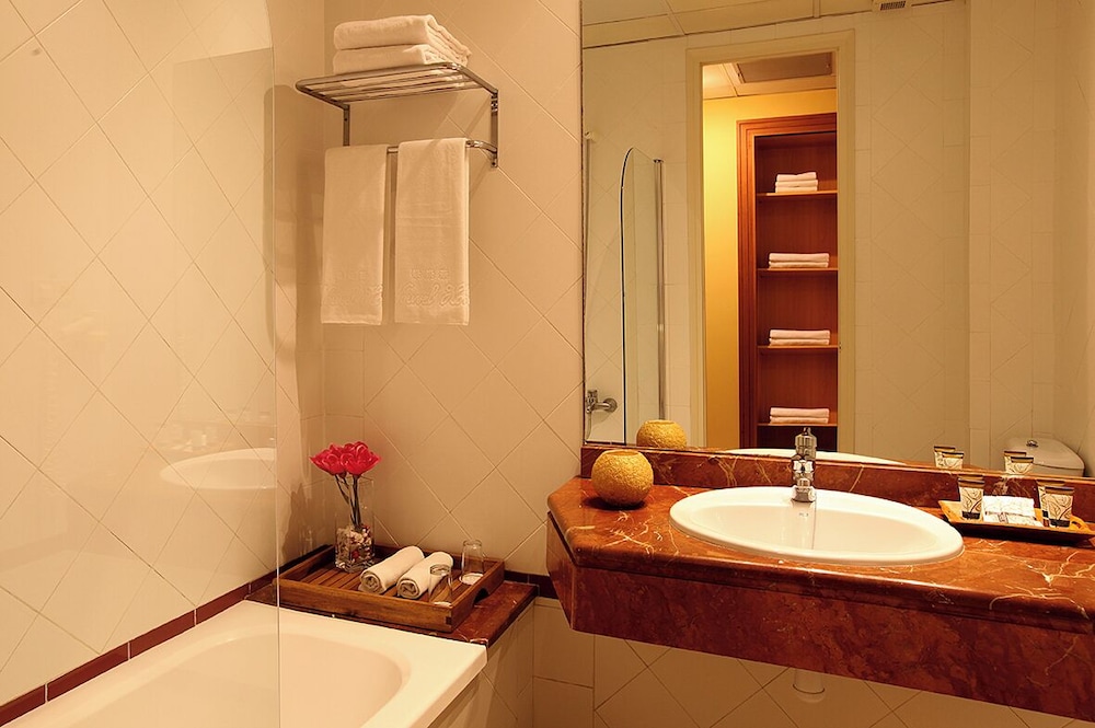 Hotel Nouvel — Hotel rooms in Barcelona, Catalonia