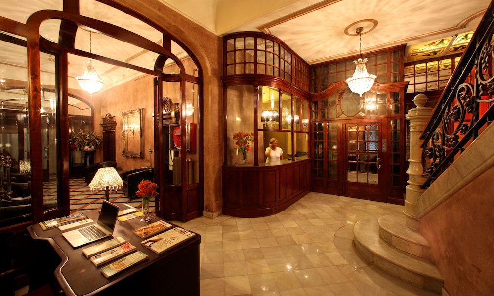 Hotel Nouvel — Hotel building in Barcelona, Catalonia