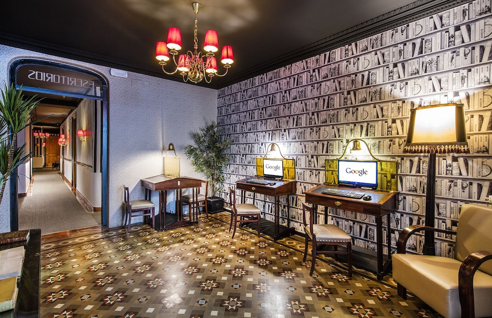 Hotel Nouvel — Hotel building in Barcelona, Catalonia
