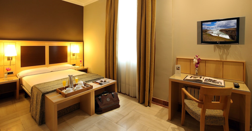 Hotel Nouvel — Hotel rooms in Barcelona, Catalonia