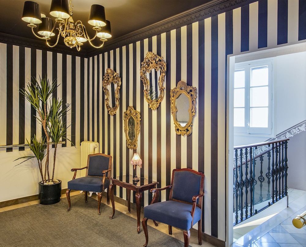 Hotel Nouvel — Hotel building in Barcelona, Catalonia