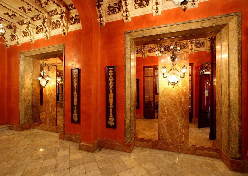 Hotel Nouvel — Hotel building in Barcelona, Catalonia