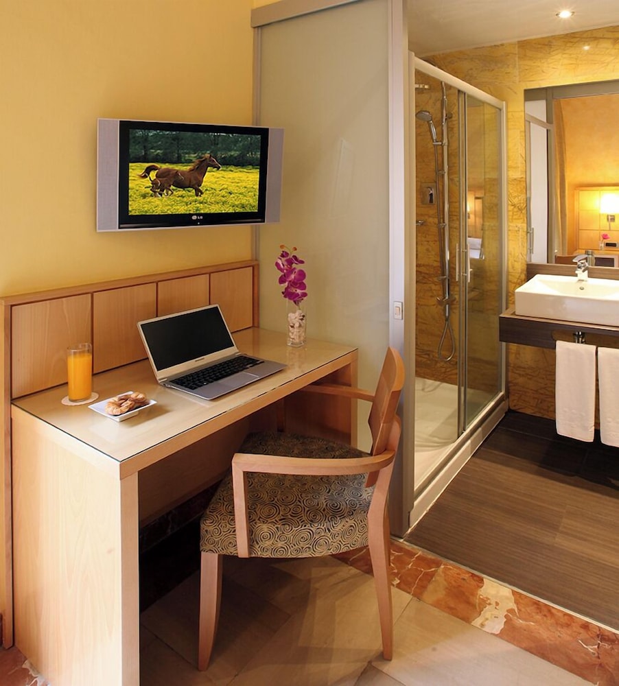 Hotel Nouvel — Hotel rooms in Barcelona, Catalonia