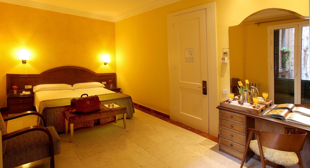 Hotel Nouvel — Hotel rooms in Barcelona, Catalonia