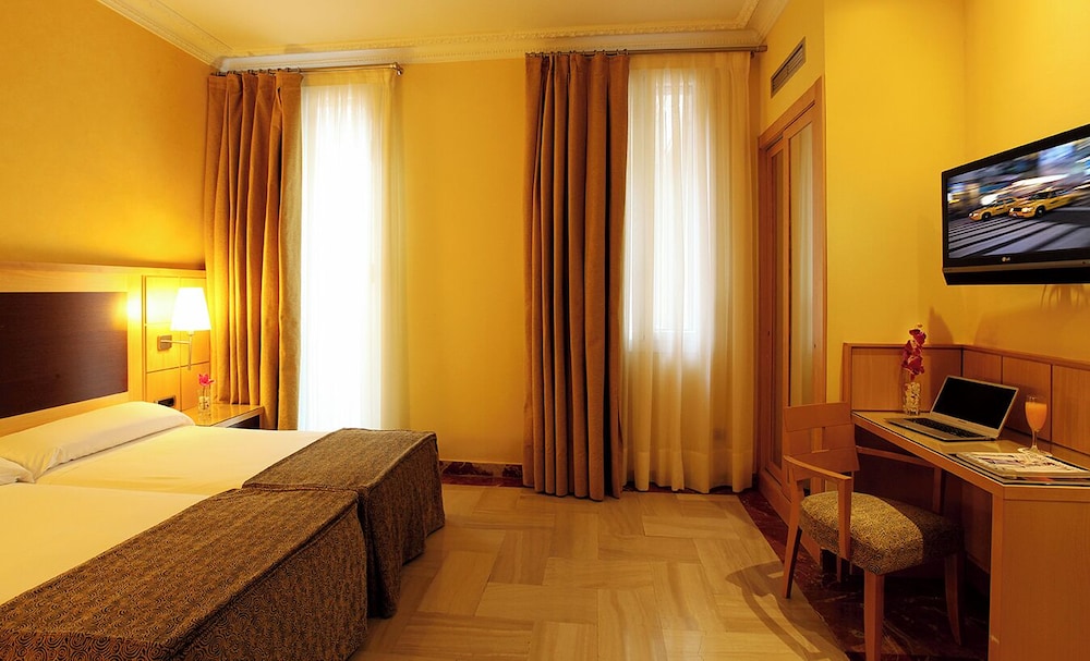 Hotel Nouvel — Hotel rooms in Barcelona, Catalonia