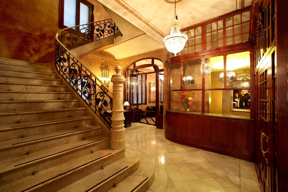 Hotel Nouvel — Hotel building in Barcelona, Catalonia