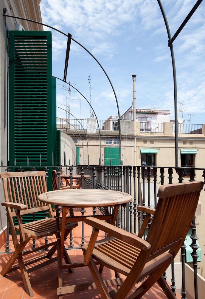 Hotel Nouvel — Hotel building in Barcelona, Catalonia