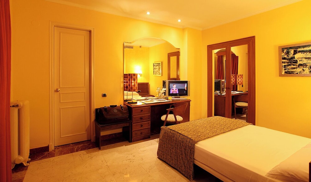 Hotel Nouvel — Hotel rooms in Barcelona, Catalonia
