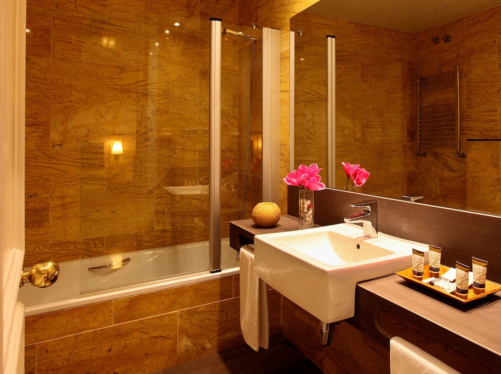 Hotel Nouvel — Hotel rooms in Barcelona, Catalonia