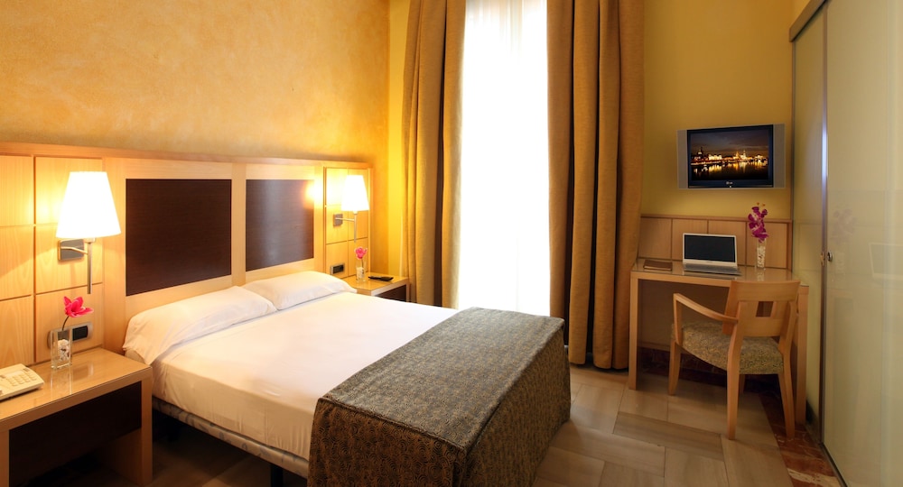 Hotel Nouvel — Hotel rooms in Barcelona, Catalonia
