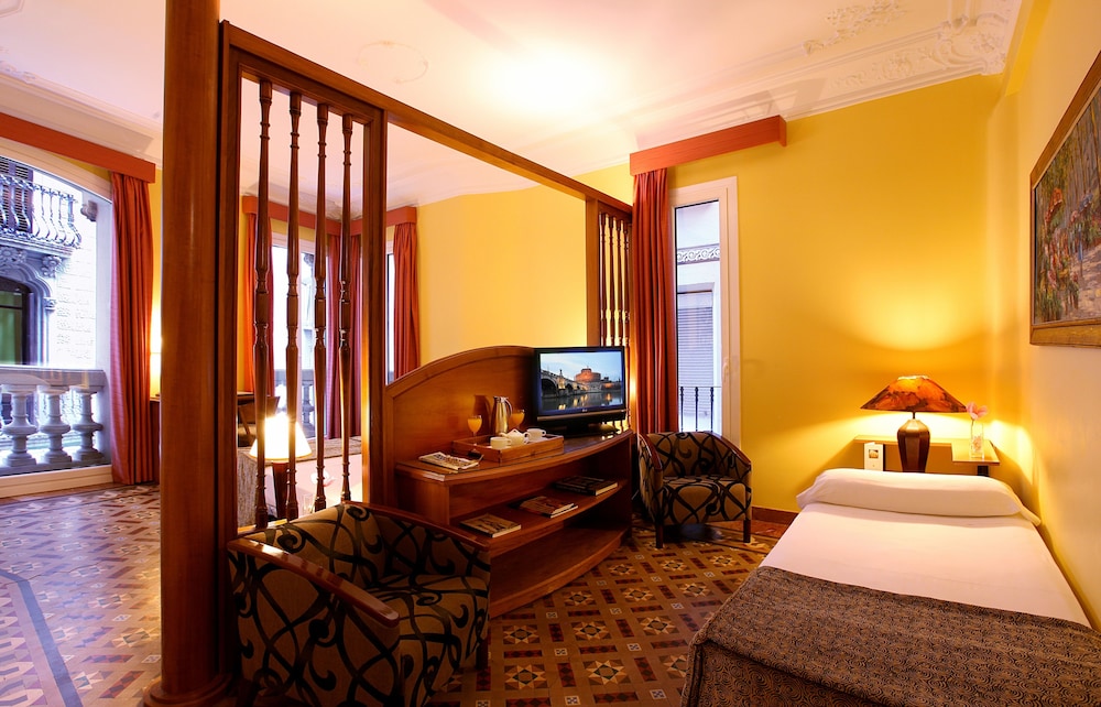 Hotel Nouvel — Hotel rooms in Barcelona, Catalonia
