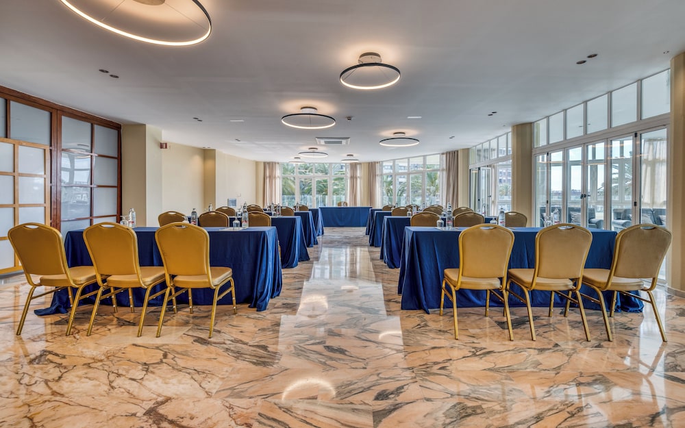 Ohtels Gran Hotel Almería — Hotel building in Almeria, Andalusia