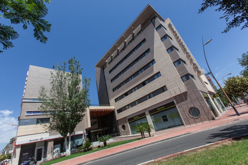 Hotel Gran Fama — Hotel building in Almeria, Andalusia