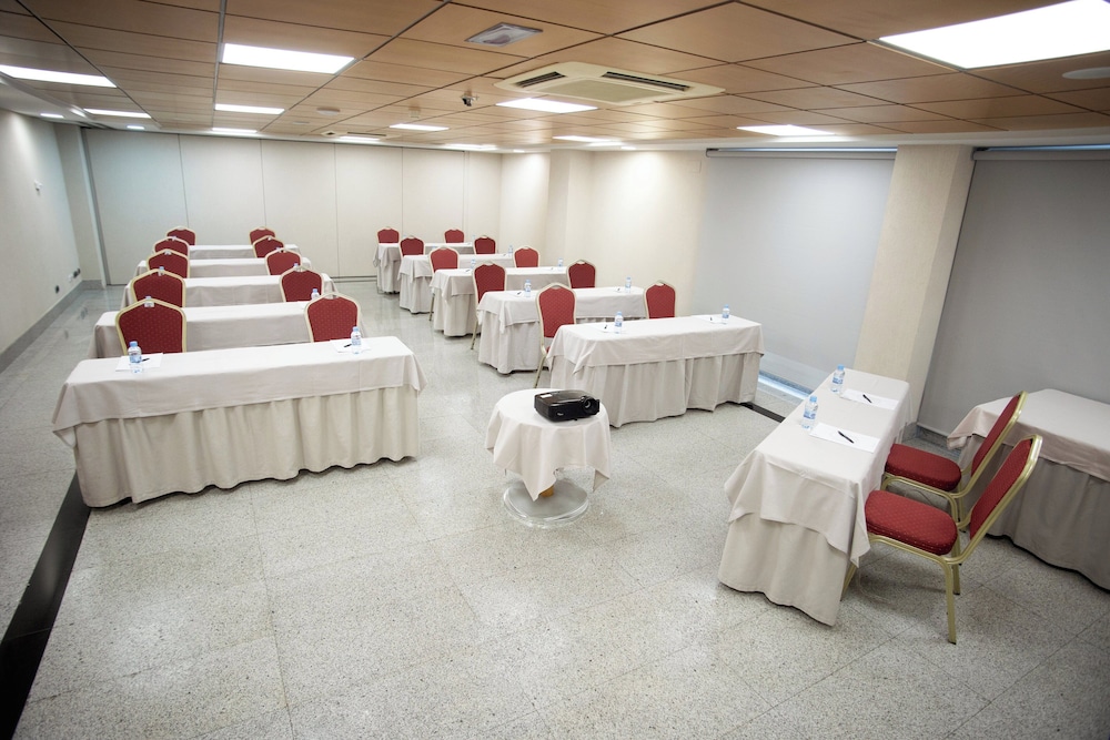 Hotel Gran Fama — Hotel building in Almeria, Andalusia