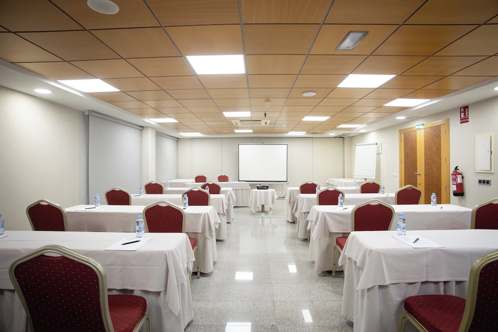 Hotel Gran Fama — Hotel building in Almeria, Andalusia