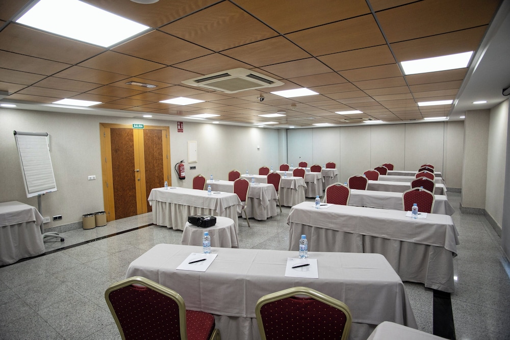 Hotel Gran Fama — Hotel building in Almeria, Andalusia