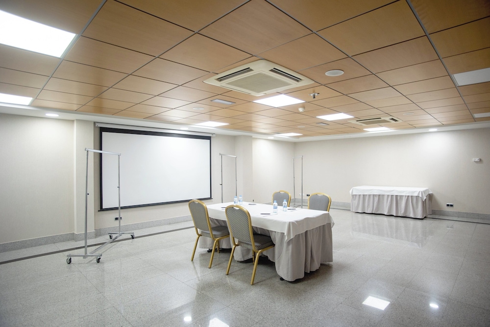Hotel Gran Fama — Hotel building in Almeria, Andalusia