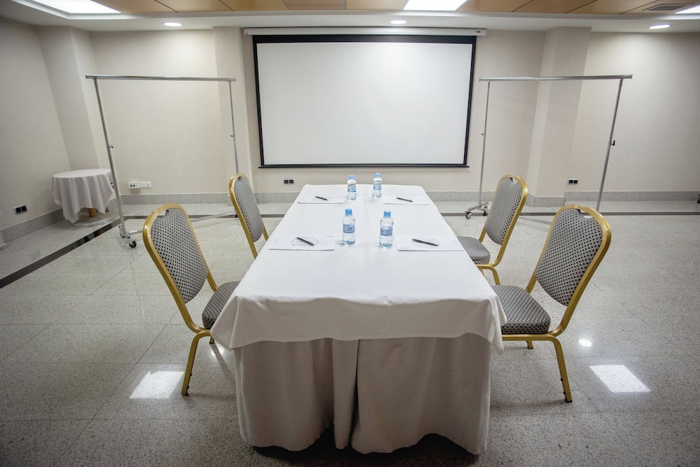 Hotel Gran Fama — Hotel building in Almeria, Andalusia