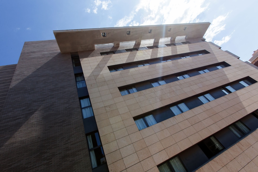 Hotel Gran Fama — Hotel building in Almeria, Andalusia