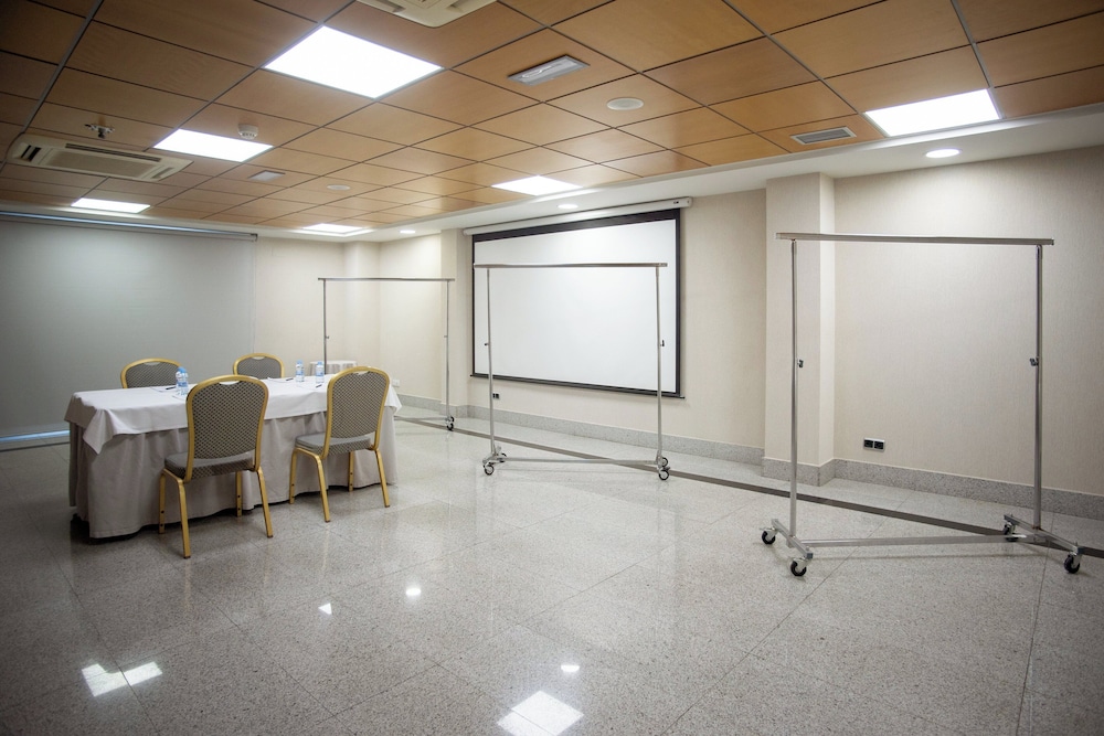 Hotel Gran Fama — Hotel building in Almeria, Andalusia