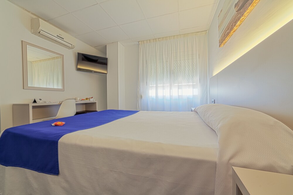 Hotel La Perla — Hotel rooms in Almeria, Andalusia